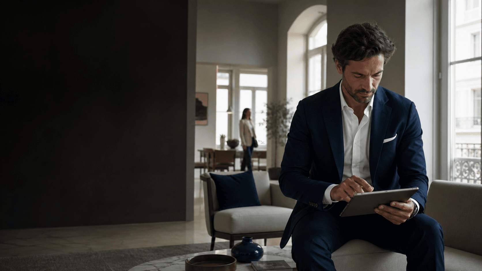 Consultor imobiliário a acompanhar oportunidades num espaço residencial contemporâneo.