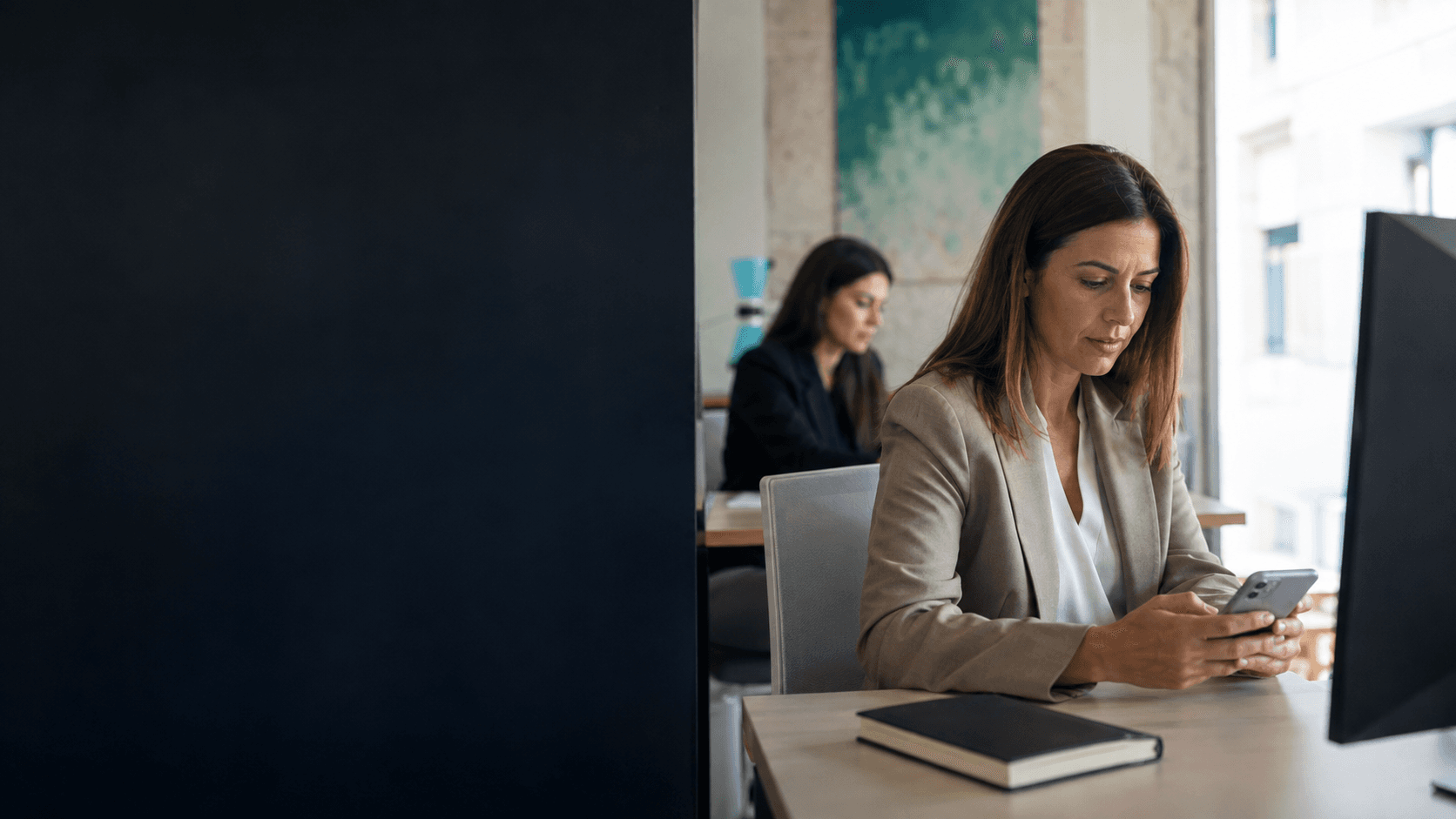 Equipa de atendimento a acompanhar pedidos numa operação empresarial.